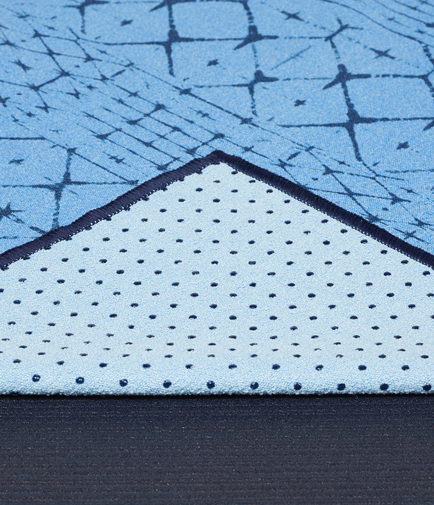 Khăn trải thảm Manduka Yogitoes Skidless Yoga Mat Towel 71''- Star Dye Clear Blue 2.0