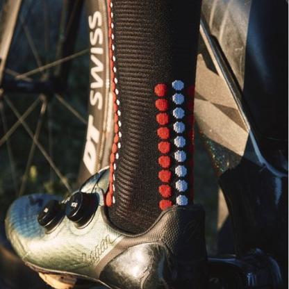 Tất đạp xe Compressport Unisex's Pro Racing Socks v4.0 Bike - Đen/Đỏ (Black/Red)