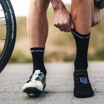 Tất đạp xe Compressport Pro Racing Socks V4.0 Ultralight Bike - Đen/Trắng (Black/White)