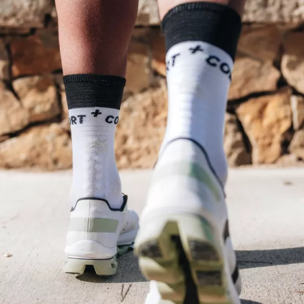 Tất chạy bộ Compressport Mid Compression Socks V2.0 - Trắng/Đen (White/Black)