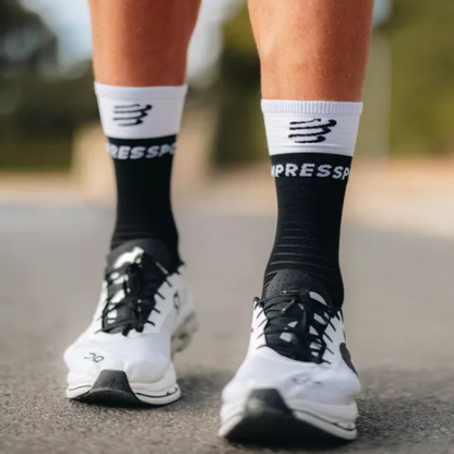 Tất chạy bộ Compressport Mid Compression Socks V2.0 - Đen/Trắng (Black/White)
