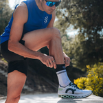 Tất chạy bộ Compressport Mid Compression Socks V2.0 - Trắng/Đen (White/Black)