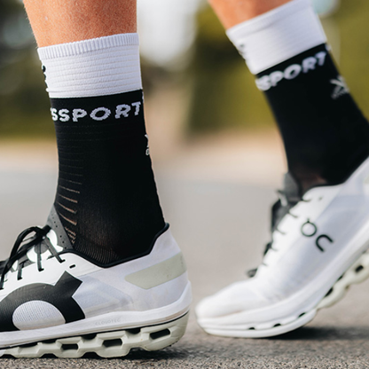 Tất chạy bộ Compressport Mid Compression Socks V2.0 - Đen/Trắng (Black/White)