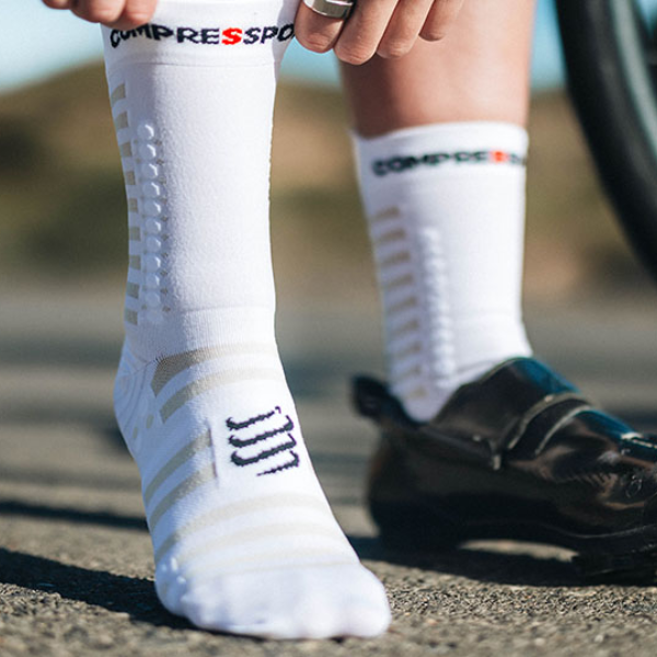 Tất đạp xe Compressport Pro Racing Socks V4.0 Ultralight Bike - Trắng/Đen (White/Black)