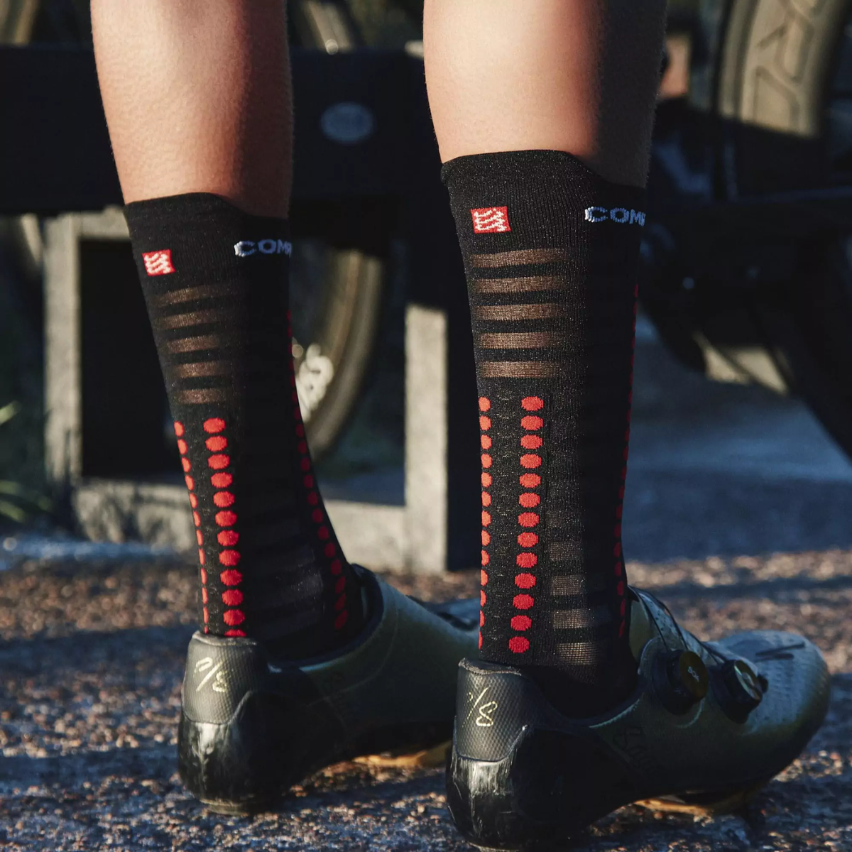Tất đạp xe Compressport Pro Racing Socks V4.0 Ultralight Bike - Đen/Đỏ (Black/ Red)