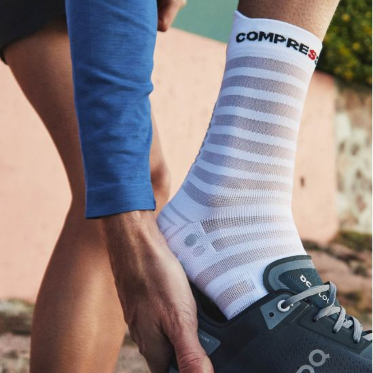 Tất đạp xe Compressport Unisex's Pro Racing Socks v4.0 Ultralight Bike - White/Grey