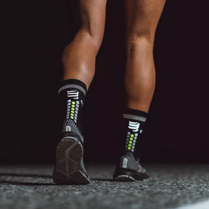 Tất chạy bộ Compressport Pro Racing Socks v4.0 Run High Flash - Đen (Black)