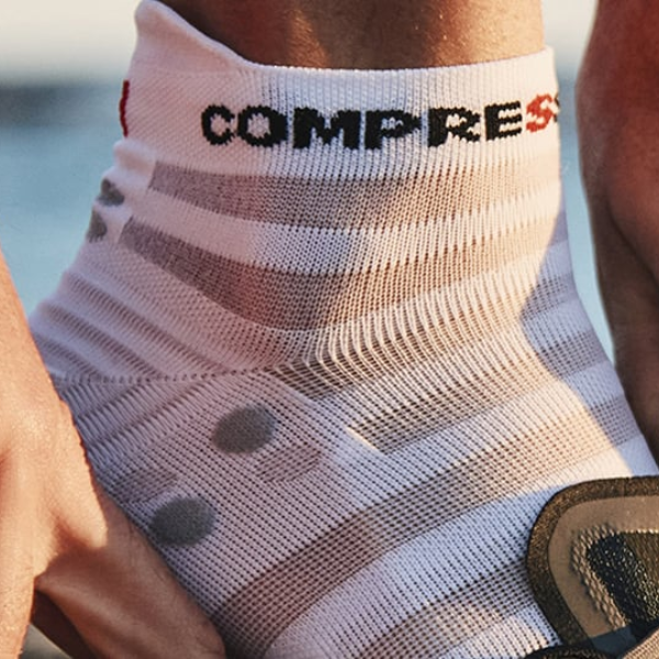 Tất chạy bộ Compressport Pro Racing Socks v4.0 Ultralight Run Low - Trắng/Đỏ (White/Fluo Red/Black)