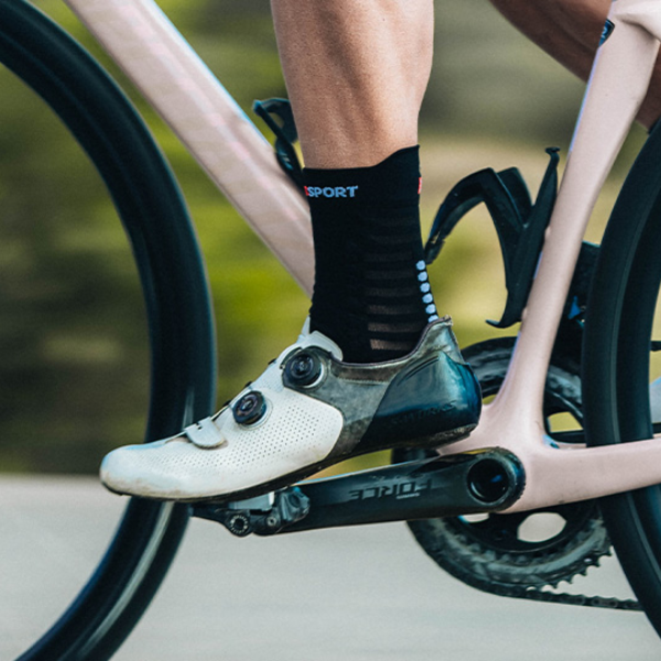 Tất đạp xe Compressport Pro Racing Socks V4.0 Ultralight Bike - Đen/Trắng (Black/White)
