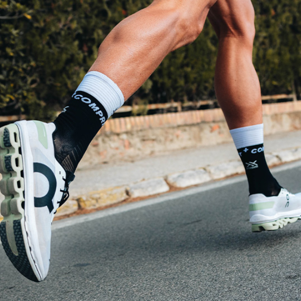 Tất chạy bộ Compressport Mid Compression Socks V2.0 - Đen/Trắng (Black/White)
