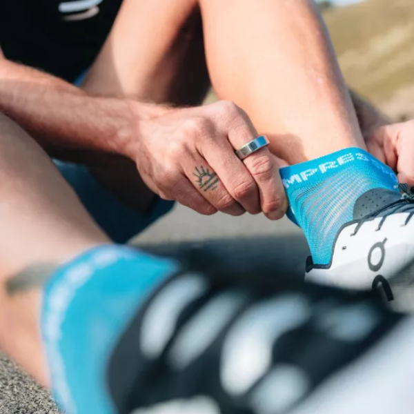 Tất chạy bộ Compressport Unisex's Pro Racing Socks v4.0 Run Low - Xanh (Niagara/White)