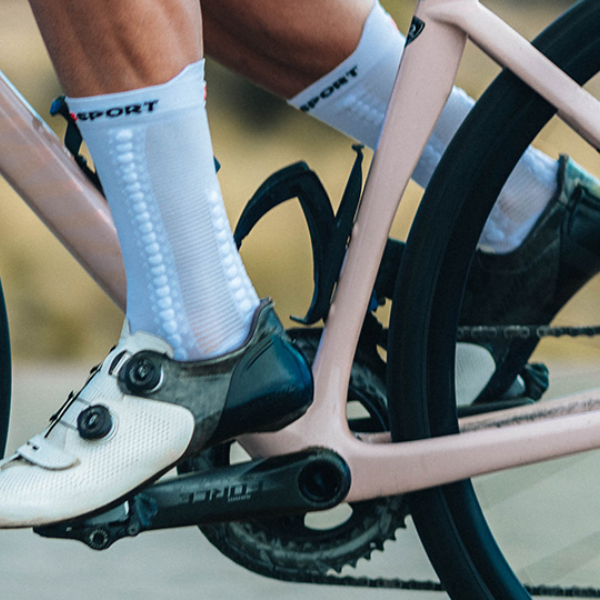 Tất đạp xe Compressport Unisex's Pro Racing Socks v4.0 Bike - Trắng/Đen (White/Black)
