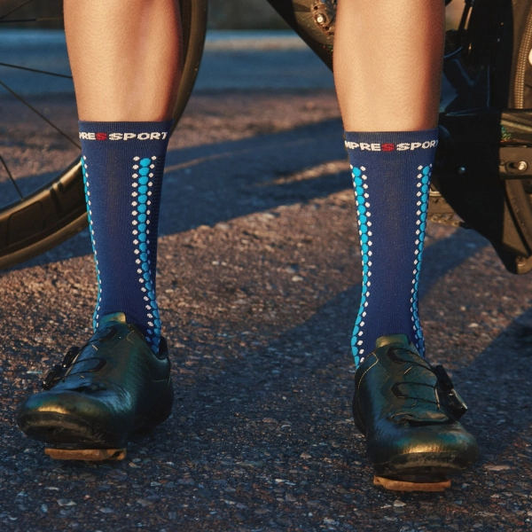 Tất đạp xe Compressport Pro Racing Socks v4.0 Bike - Xanh (Sodalite/Fluo Blue)