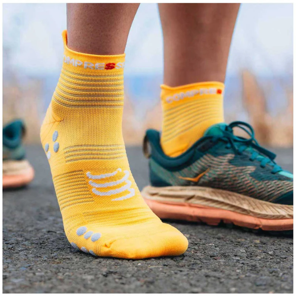 Tất chạy bộ Compressport Unisex's Pro Racing Socks v4.0 Run Low - Vàng (Citrus/Alloy)