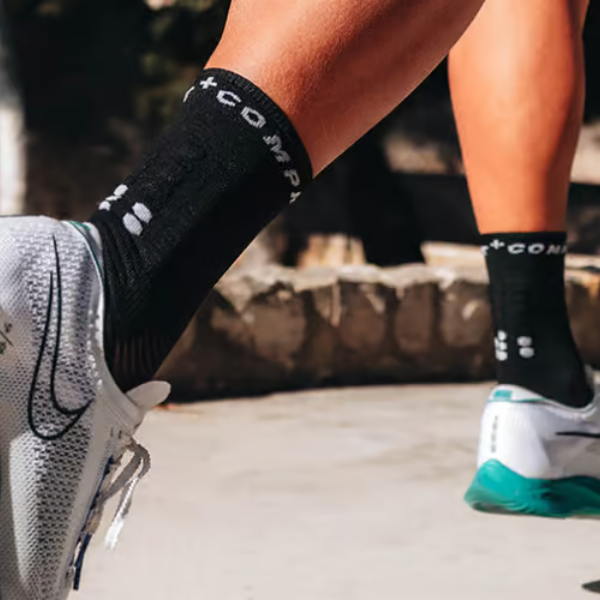 Tất chạy bộ Compressport Pro Marathon Socks v2.0 - Đen/Trắng (Black/White)