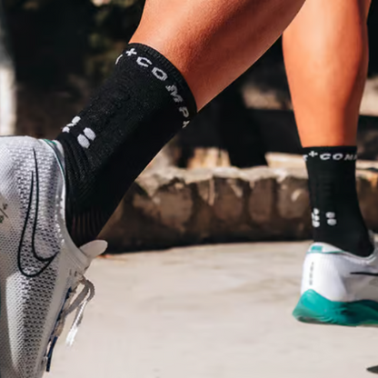 Tất chạy bộ Compressport Pro Marathon Socks v2.0 - Đen/Trắng (Black/White)