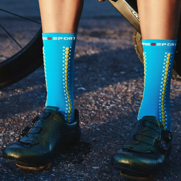 Tất chạy bộ Compressport Unisex's Pro Racing Socks v4.0 Bike - Fluo Blue/Primerose