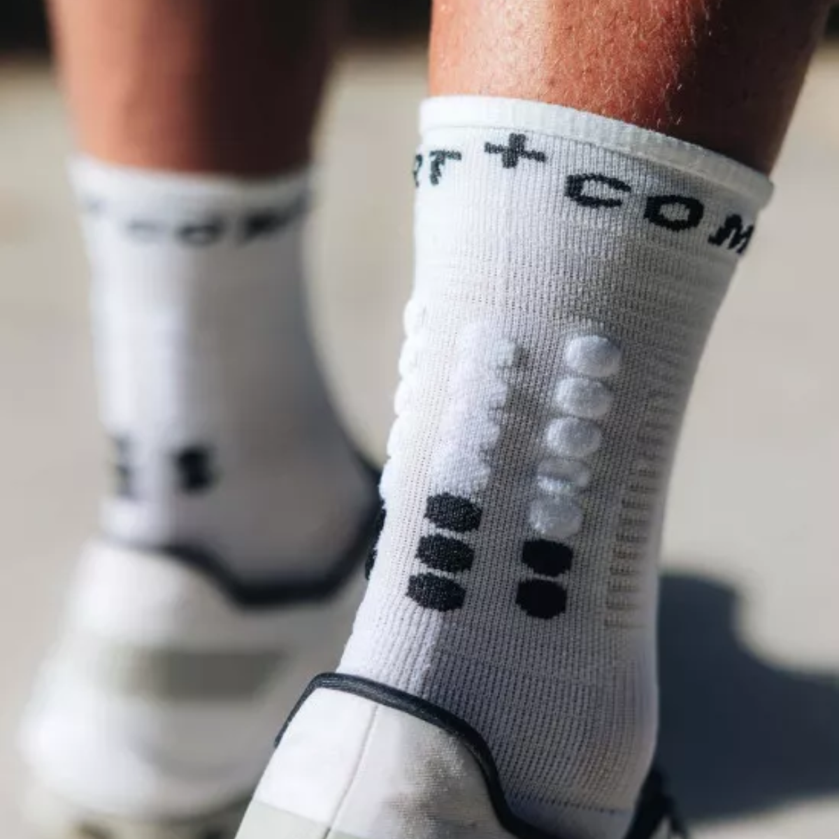 Tất chạy bộ Compressport Pro Marathon Socks V2.0 - Trắng (White/Black)