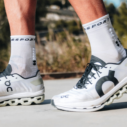 Tất chạy bộ Compressport Pro Marathon Socks V2.0 - Trắng (White/Black)