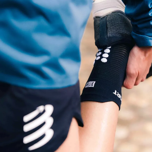 Tất Chạy Bộ Compressport Pro Racing Socks v4.0 Run High - Đen (Black/White)