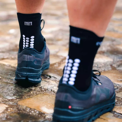 Tất Chạy Bộ Compressport Pro Racing Socks v4.0 Run High - Đen (Black/White)