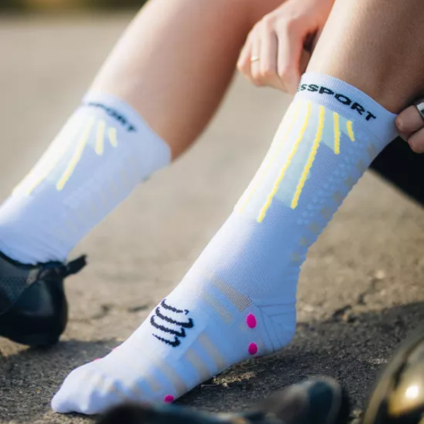 Tất chạy bộ Compressport Aero Socks - Trắng (White/Safe Yellow/Neo Pink)
