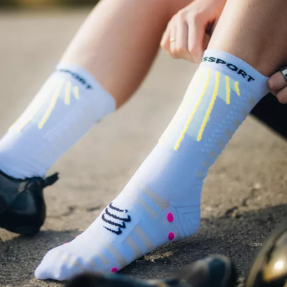 Tất chạy bộ Compressport Aero Socks - Trắng (White/Safe Yellow/Neo Pink)