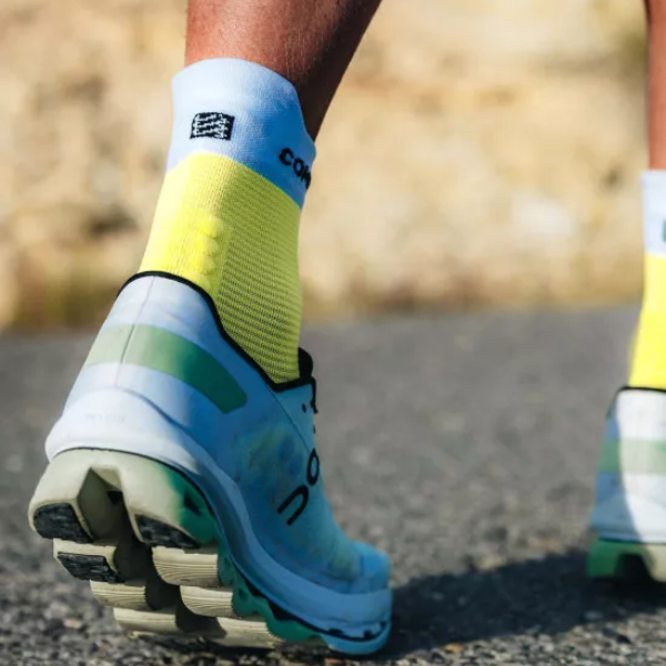 Tất chạy bộ Compressport Pro Racing Socks v4.0 Run High - Vàng (Safe Yellow/White)