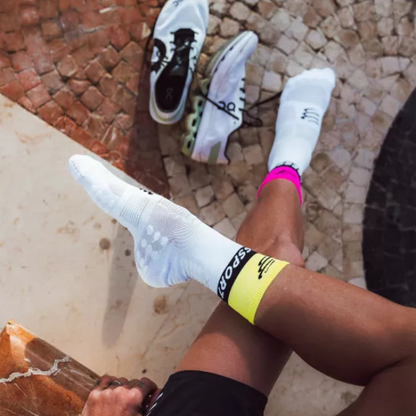 Tất chạy bộ Compressport Mid Compression Socks v2.0 - Safe Yellow/Neo Pink