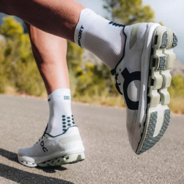 Tất chạy bộ Compressport Pro Racing Socks v4.0 Run High - Trắng/Đen (White/Black)