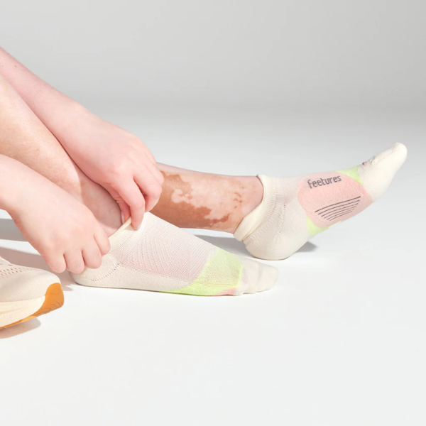 Tất chạy bộ Feetures Elite Light Cushion No Show Tab - Sandy Melon