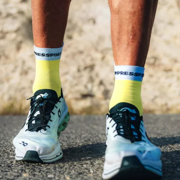 Tất chạy bộ Compressport Pro Racing Socks v4.0 Run High - Vàng (Safe Yellow/White)