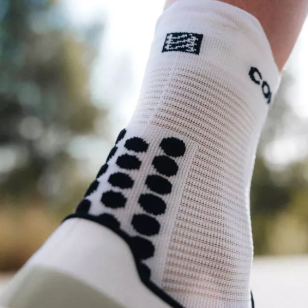 Tất chạy bộ Compressport Pro Racing Socks v4.0 Run High - Trắng/Đen (White/Black)