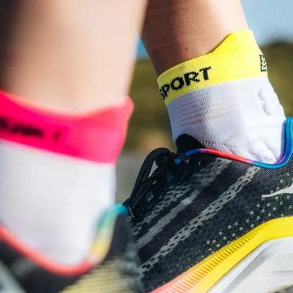 Tất chạy bộ Compressport Unisex's Pro Racing Socks v4.0 Run Low - White/Safe Yellow/Neo Pink