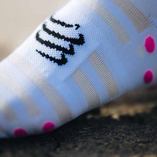 Tất chạy bộ Compressport Aero Socks - Trắng (White/Safe Yellow/Neo Pink)