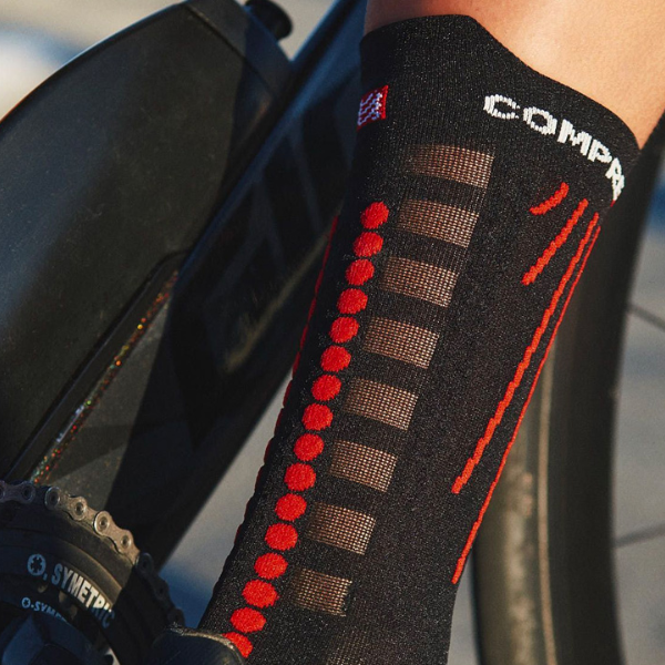 Tất chạy bộ Compressport Aero Socks - Đen (Black/Red)