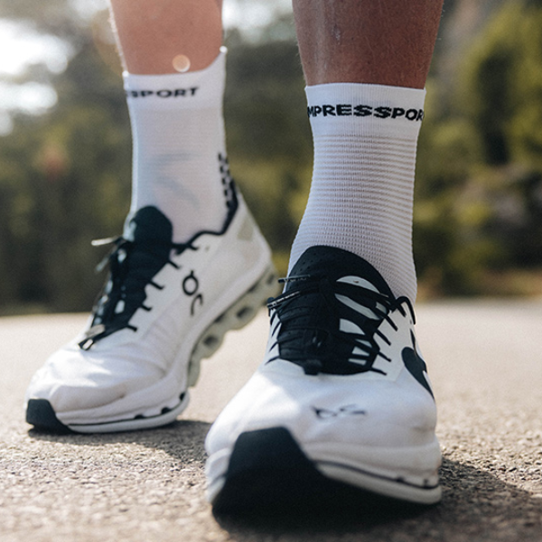 Tất chạy bộ Compressport Pro Racing Socks v4.0 Run High - Trắng/Đen (White/Black)