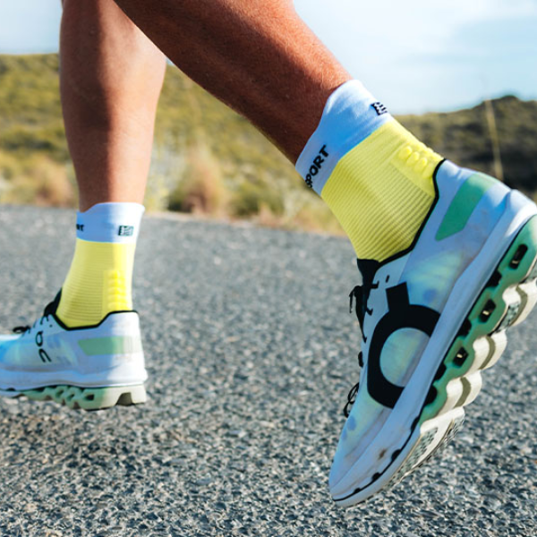 Tất chạy bộ Compressport Pro Racing Socks v4.0 Run High - Vàng (Safe Yellow/White)