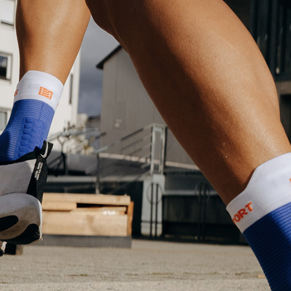 Tất chạy bộ Compressport Unisex's Pro Racing Socks v4.0 Run High - Xanh (Dazz Blue/White)