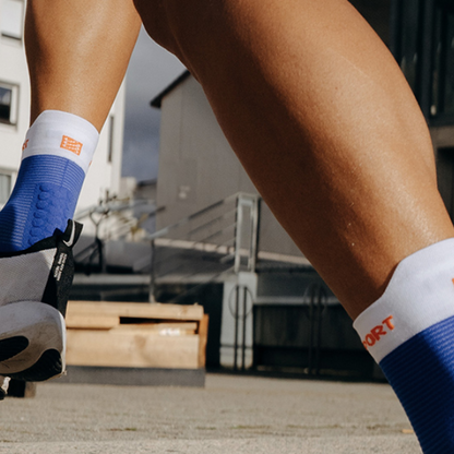 Tất chạy bộ Compressport Unisex's Pro Racing Socks v4.0 Run High - Xanh (Dazz Blue/White)