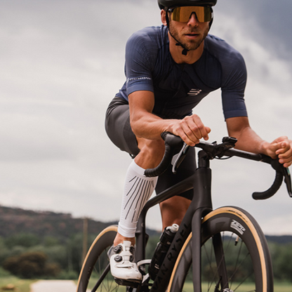 Băng bảo vệ bắp chân Compressport Calf Sleeves R2 Aero - Đen/Trắng (Black/White)