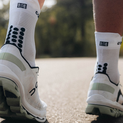 Tất chạy bộ Compressport Pro Racing Socks v4.0 Run High - Trắng/Đen (White/Black)