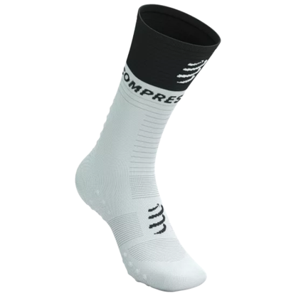 Tất chạy bộ Compressport Mid Compression Socks V2.0 - Trắng/Đen (White/Black)