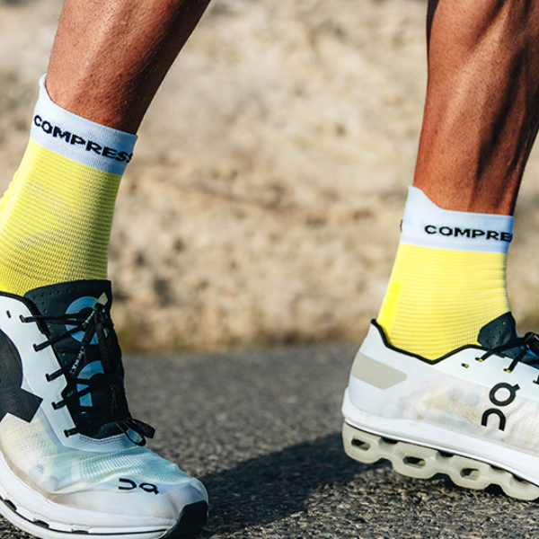 Tất chạy bộ Compressport Pro Racing Socks v4.0 Run High - Vàng (Safe Yellow/White)