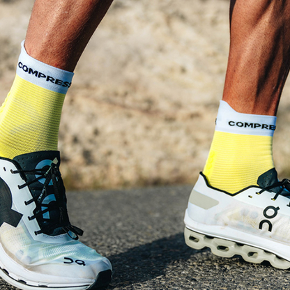 Tất chạy bộ Compressport Pro Racing Socks v4.0 Run High - Vàng (Safe Yellow/White)