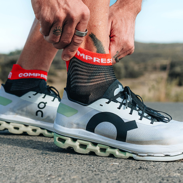 Tất chạy bộ Compressport Unisex's Pro Racing Socks v4.0 Run Low - Vàng (Saffron/Dazz Blue)