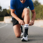 Tất chạy bộ Compressport Mid Compression Socks V2.0 - Đen/Trắng (Black/White)