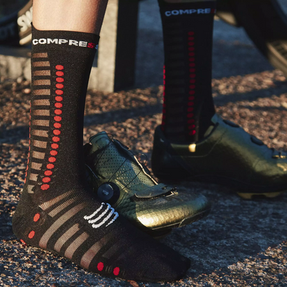 Tất đạp xe Compressport Pro Racing Socks V4.0 Ultralight Bike - Đen/Đỏ (Black/ Red)