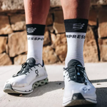 Tất chạy bộ Compressport Mid Compression Socks V2.0 - Trắng/Đen (White/Black)