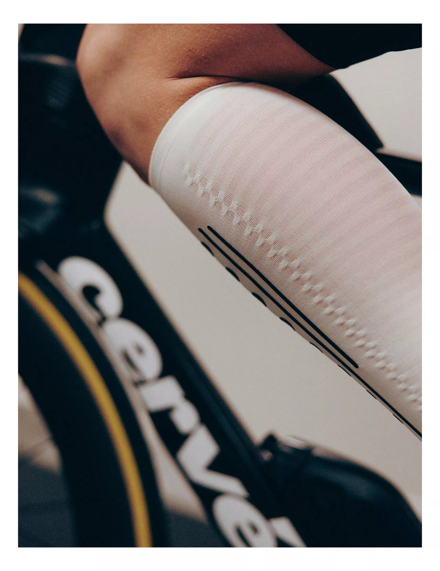 Tất chạy bộ Compressport Full Socks Aero 2.0 - Trắng/Đen (Whte/Black)